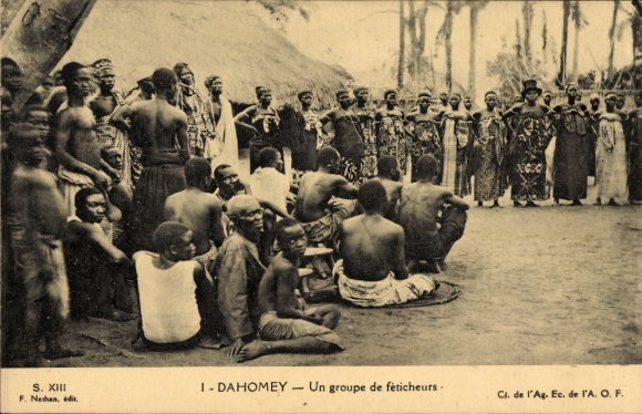 Postcard Dahomey Benin, group of fetishists, traditional clothing, ceremony