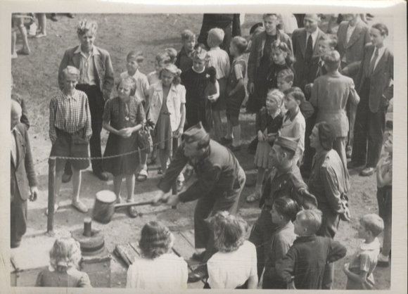 Original photo Berlin Treptow, amusement park, "High Striker", around 1947