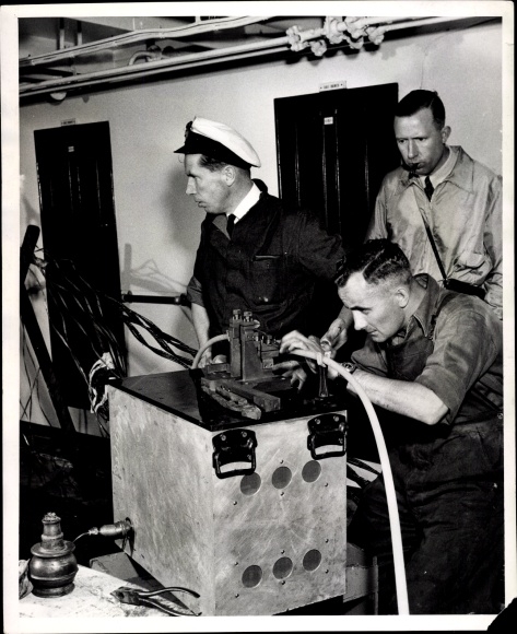 Photo King of the Cable Ships, Jointer Henry Hamilton is an employee of the makers seamen with knives