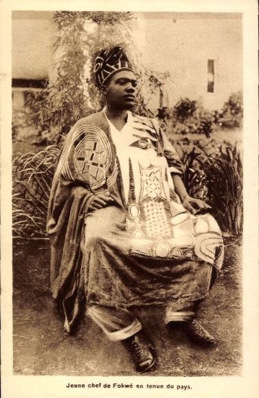 Postcard Kamerun, leader of the Fokwé in national dress