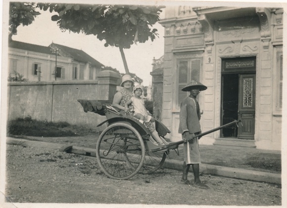 Photo Cambodia Cambodia ?, Hanoi ? Woman and girl in rickshaw, 1930