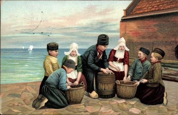 Postcard Volendam North Holland Netherlands, children in traditional costumes