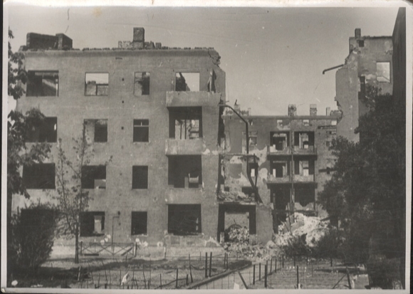 Original photo Berlin Lichtenberg, ruins of houses Marie-Curie-Allee, around 1945/46