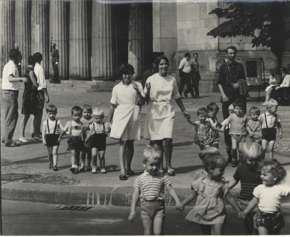 Original photo by Hans-Joachim Spremberg, children in front of the Neue Wache in Berlin, Unter den Linden, 1970