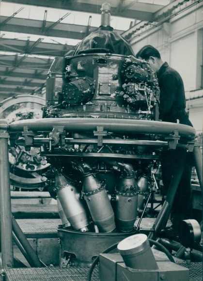 Photo Man working on an airplane part