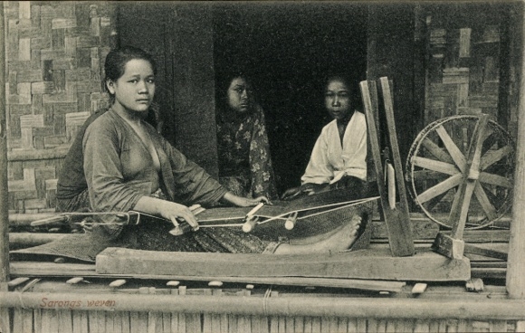 Postcard Indonesia, Sarongs weven
