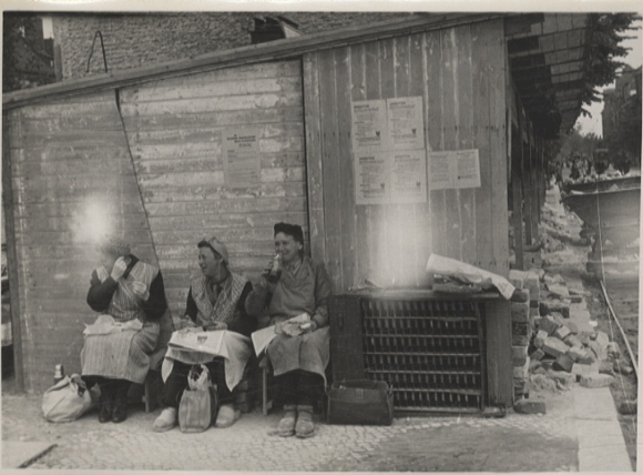 Original photo Berlin Oberschöneweide, rubble women at the Treskow Bridge, around 1946
