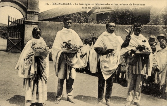 Postcard Madagascar, La harangue au missionnaire et les cadeaux