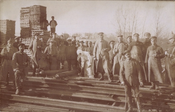 Photo Postcard Ham Flandern Limburg, German soldiers in uniform, loading at the train station, loading point, WWI