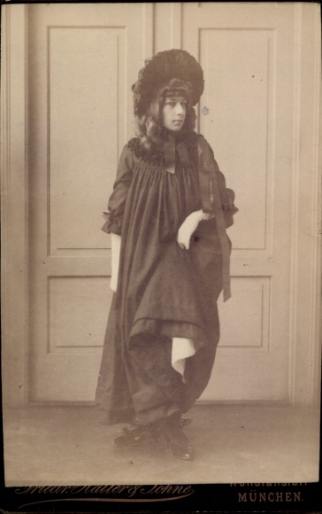 Cabinet Photo Munich, Woman in black dress, portrait