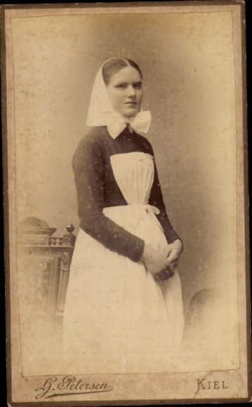 CdV Kiel, portrait of a young woman, headscarf