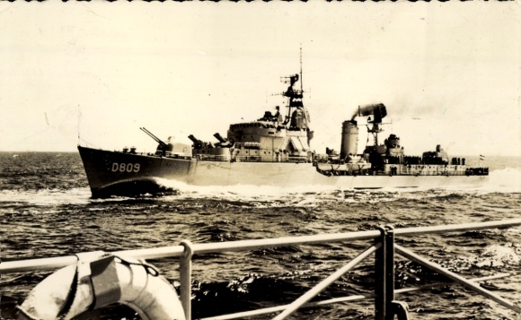 Postcard Dutch warship, Hr. Ms. Zeeland, Onderzeebootjager A Class D 809