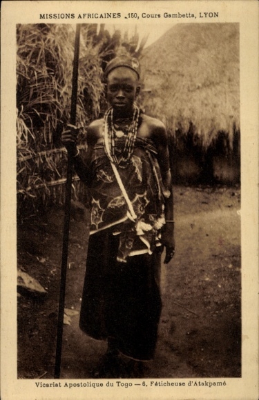 Postcard Togo, Feticheuse d'Atakpame, woman in traditional clothing
