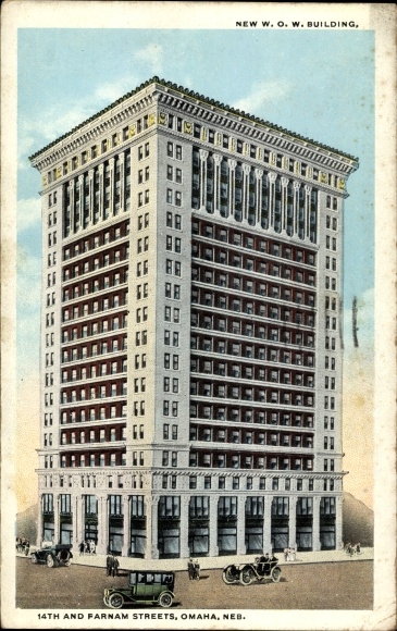 Postcard Omaha Nebraska, Woodmen of the World Building, Passanten