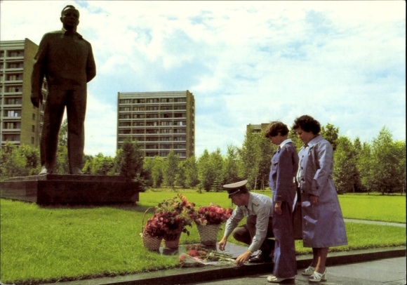 Postcard Cosmonaut Flight USSR GDR, Sigmund Jähn with wife and daughter, Gagarin Memorial Svetlogorsk Gorodok