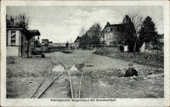 Postcard Guignicourt Aisne, small station, shell hole, soldier, tracks, war damage, WWI