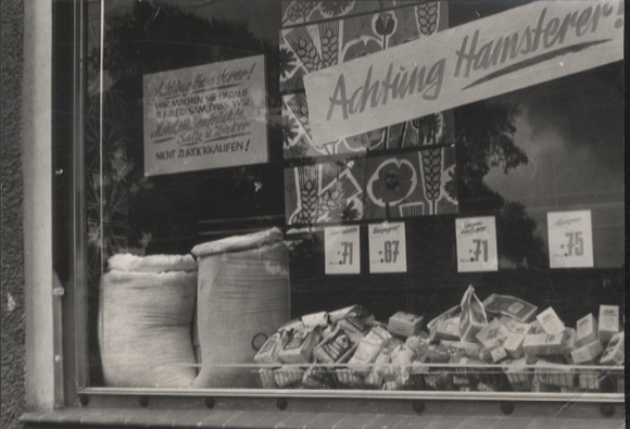 Original photo by Hans-Joachim Spremberg, shop window in Berlin-Lichtenberg after August 13, 1961