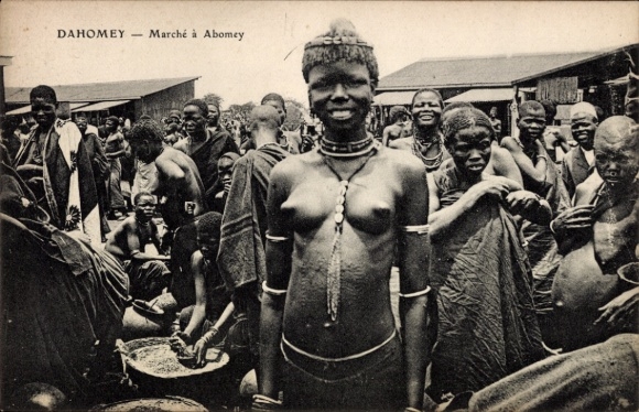 Postcard Abomey Dahomey Benin, Marche, bare-breasted African woman with decorative scars