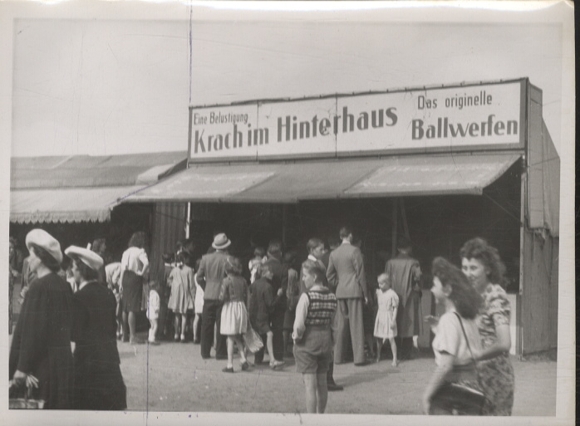 Original photo Berlin Treptow, amusement park, booth, noise in the back building, ball throwing, around 1947