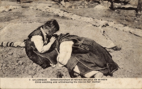 Postcard Thessaloniki Greece, child catching and withdrwing the lice on her mother, portrait