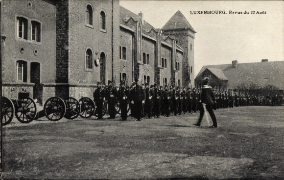 Postcard Luxembourg City, Review of August 22, Soldiers' Company, Artillery, Barracks