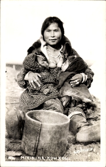 Photo Postcard Mikinina Kow Kow, Indian woman breastfeeding two children