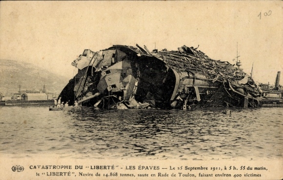 CPA L'Explosion du cuirassé Liberté le 25 September 1911, Les Epaves