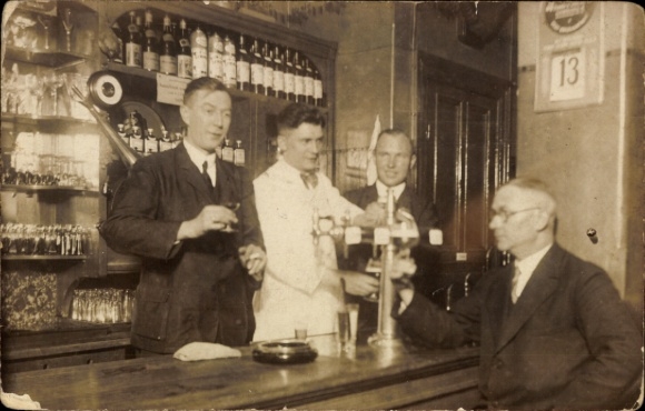 Photo Hamburg Altona, scene in a pub, bar, landlord pouring beer