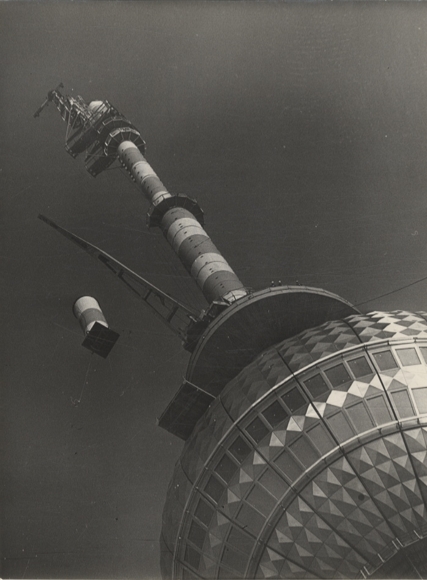 Original photo by Hans-Joachim Spremberg, final assembly of the antenna mast on the Berlin TV Tower, 1968