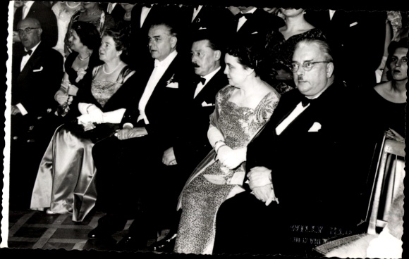 Photo: Austrian Minister Rösch at a reception, audience