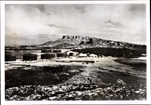 Photo Hoffmann, View of the Curacao Bay with oil tanks, April 1942