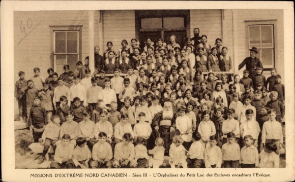 Postcard Alberta Canada, Orphelinat du Petit Lac des Esclaves encadrant l'Eveque, Missions d'Extreme Nord