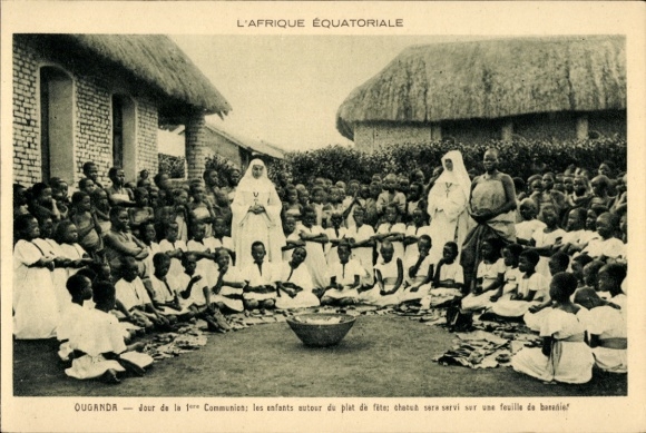 Postcard Ouganda Uganda, Jour de la 1ère Communion, les children autour du plat de fête