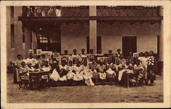 PC Nigeria, Ouvroir de Jeunes Filles chretiennes, sewing room, group picture, girls with needlework
