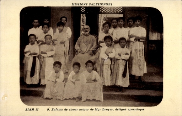 CPA Missions Salesiennes, Enfants de Choeur Autour de Mgr Dreyer