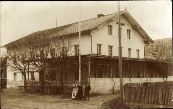Photo Postcard Three people in front of a residential building