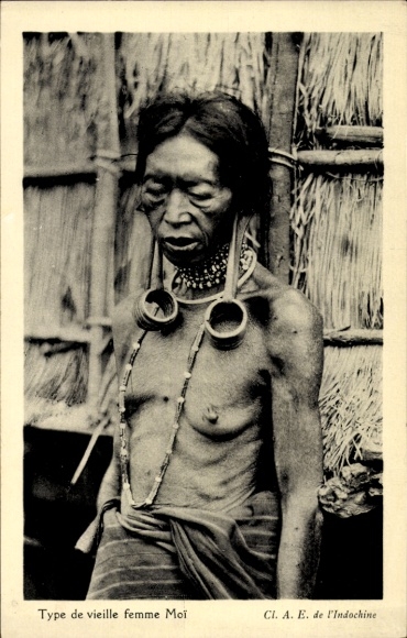 PC Vietnam, Type de vieille Femme Moi, old woman with earrings, stretch piercings, bare-breasted