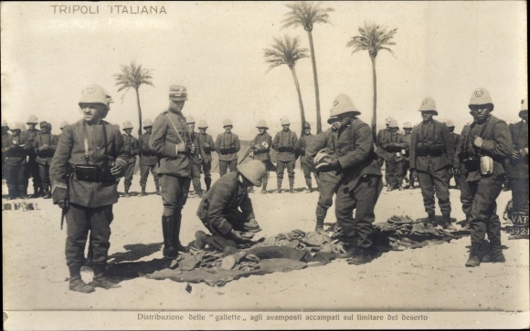 Postcard Tripolis Tripoli Libyen, Italian Tripoli, Distribution of biscuits to outposts