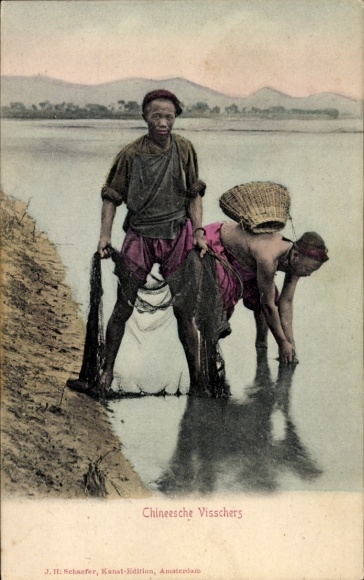 Postcard Indonesia, Dutch East Indies, local fishermen