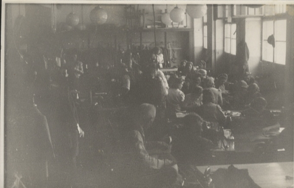 Original photo Berlin Pankow, Pappelallee, Krüger & Co. clothing store, sewing shop, 1948, 12x17 cm