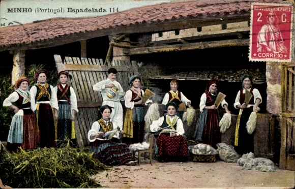 PC Mino Portugal, Espadelada, women in traditional costume
