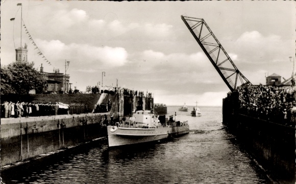 Postcard Wilhelmshaven in Lower Saxony, arrival of the first ships of the German Navy, 1956