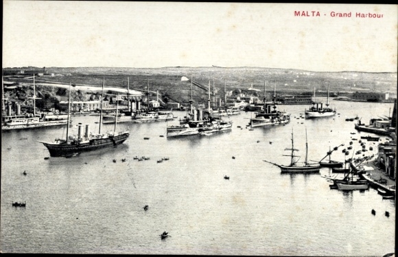 Valletta, Malta, ships in the harbor, Grand Harbour, Malta