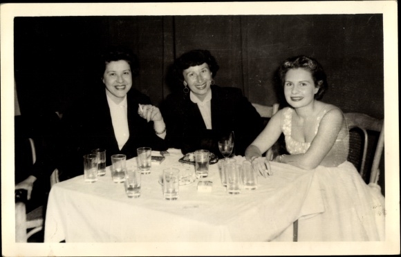 Photo Postcard Baghdad Iraq, women at a table, German Embassy