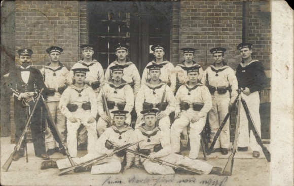 Photo Postcard Kiel, sailors in uniform, group photo