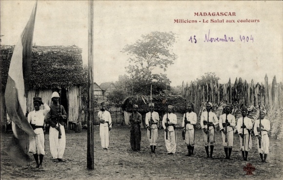 PC Madagascar, Miliciens, Le Salut aux couleurs, flag salute, military