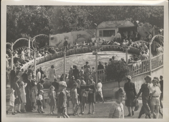 Original photo Berlin Treptow, amusement park, visitors at the fairground, around 1947