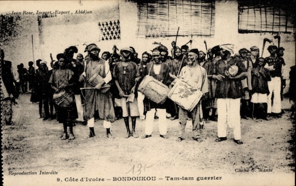 Postcard Bondoukou Ivory Coast, Tam-tam guerrier, men with drums, traditional clothing, Bondo