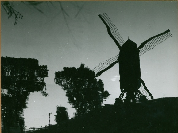 Photo water reflection of a windmill