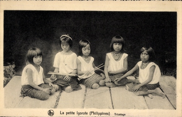 Postcard Het Igorotsch meisje, Breien
